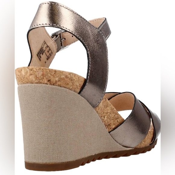 NWT Clarks Gold Sandals size 9 - Picture 2 of 9